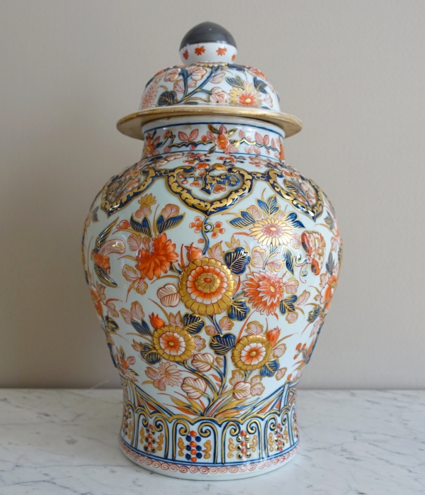 Tall Imari porcelain potiche, China, late 19th century - 45cm