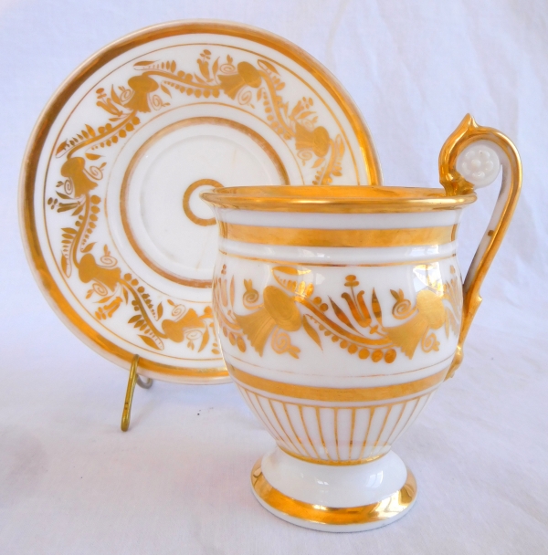 Grande tasse à café Empire en porcelaine de Paris, riche décor blanc et or, vers 1820