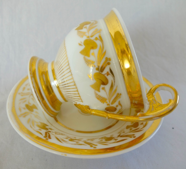 Grande tasse à petit-déjeuner / à chocolat en porcelaine de Paris dorée, époque Empire