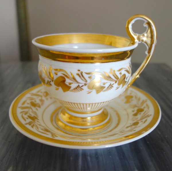 Grande tasse à petit-déjeuner / à chocolat en porcelaine de Paris dorée, époque Empire