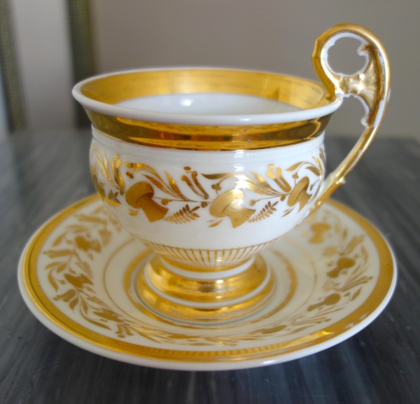 Grande tasse à petit-déjeuner / à chocolat en porcelaine de Paris dorée, époque Empire