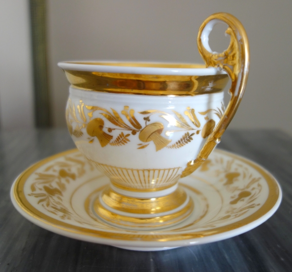 Grande tasse à petit-déjeuner / à chocolat en porcelaine de Paris dorée, époque Empire