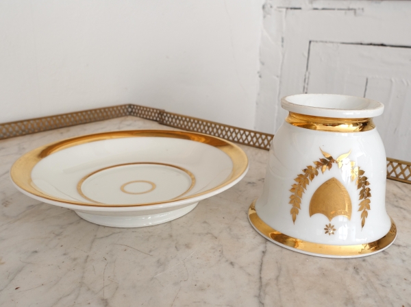 Large Paris porcelain breakfast cup gilt with fine gold, early 19th century