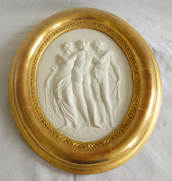 Sèvres : important médaillon en biscuit - Les 3 Grâces, cadre en bois doré - signé