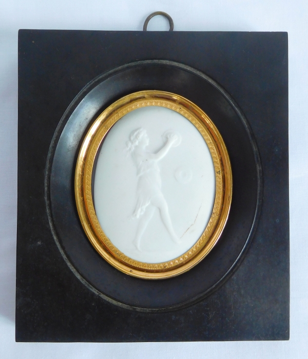 Médaillon miniature en biscuit de Sèvres : joueuse de cymbales à l'antique - signé
