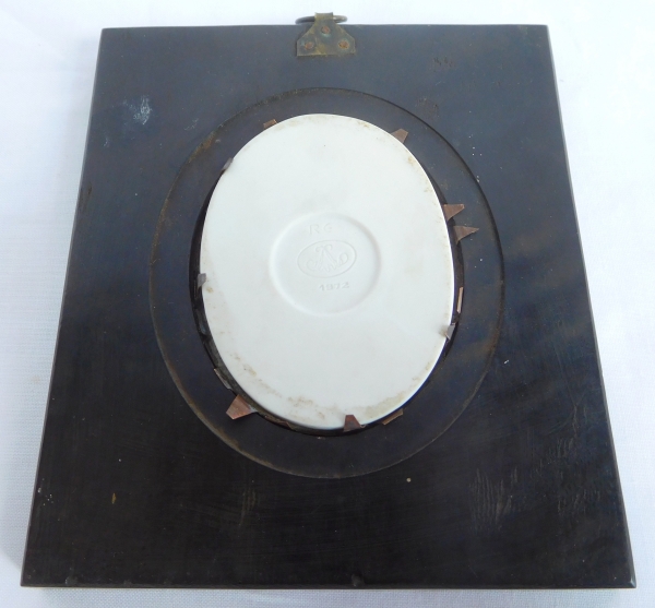 Médaillon miniature en biscuit de Sèvres : joueuse de cymbales à l'antique - signé