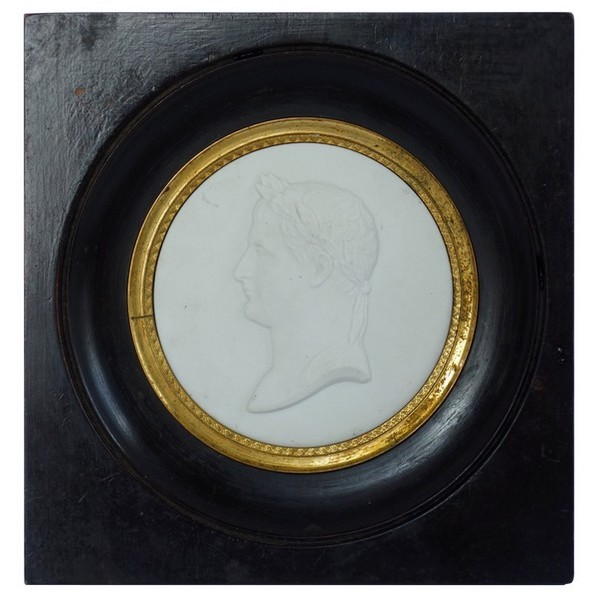 Sèvres : portrait miniature de Napoléon Ier Empereur en biscuit - signé