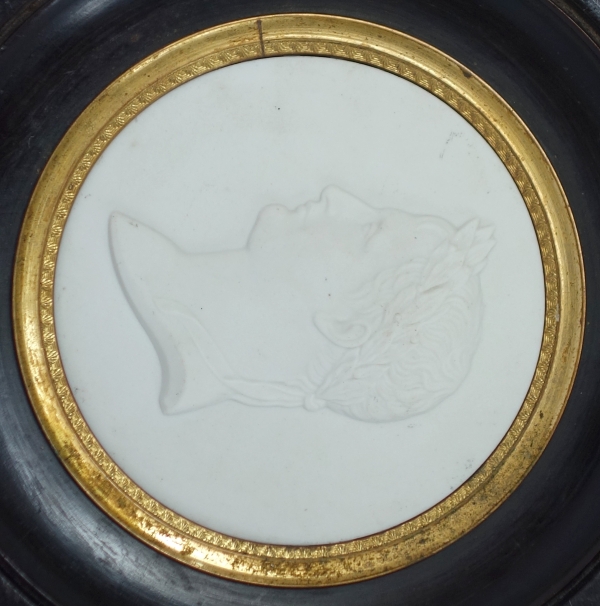 Sèvres : portrait miniature de Napoléon Ier Empereur en biscuit - signé