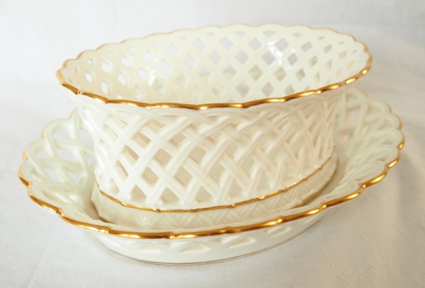 Nast : paire de corbeilles ajourées d’époque Empire en porcelaine de Paris blanche et or