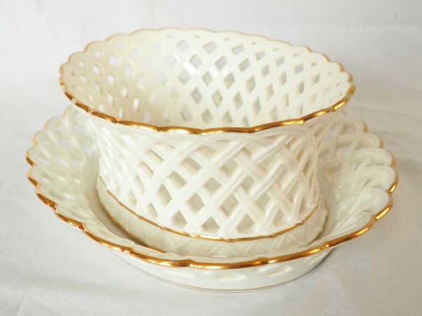 Nast : paire de corbeilles ajourées d’époque Empire en porcelaine de Paris blanche et or