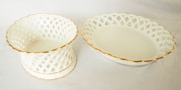 Nast : paire de corbeilles ajourées d’époque Empire en porcelaine de Paris blanche et or