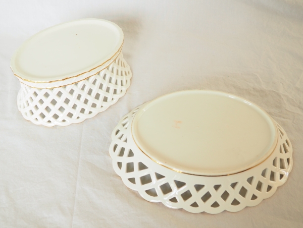 Nast : paire de corbeilles ajourées d’époque Empire en porcelaine de Paris blanche et or