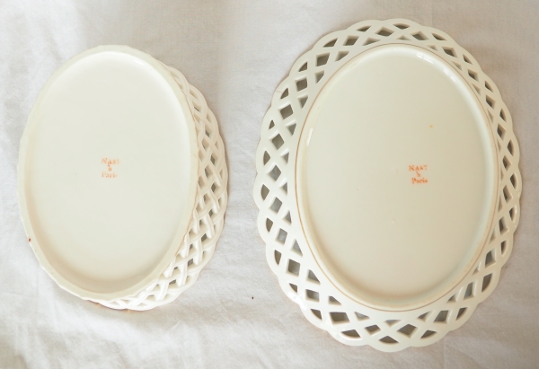 Nast : paire de corbeilles ajourées d’époque Empire en porcelaine de Paris blanche et or