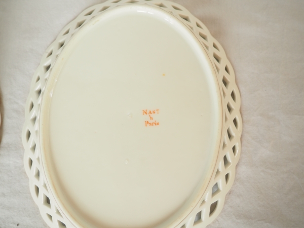 Nast : paire de corbeilles ajourées d’époque Empire en porcelaine de Paris blanche et or