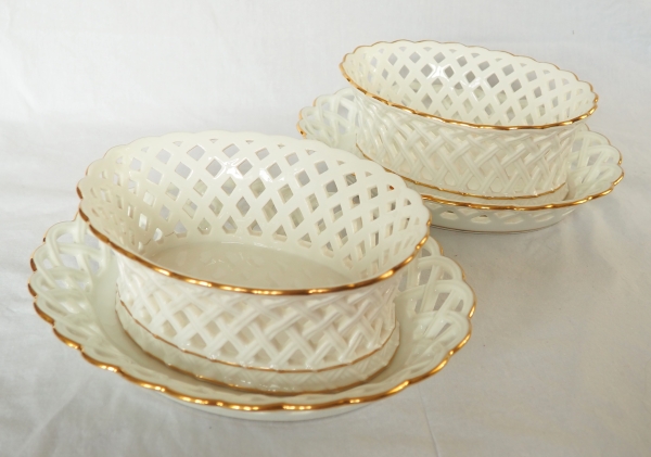 Nast : paire de corbeilles ajourées d’époque Empire en porcelaine de Paris blanche et or