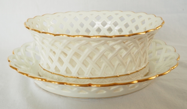 Nast : paire de corbeilles ajourées d’époque Empire en porcelaine de Paris blanche et or