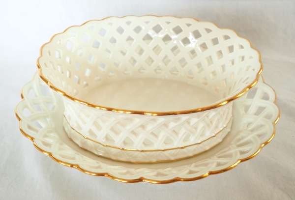 Nast : paire de corbeilles ajourées d’époque Empire en porcelaine de Paris blanche et or