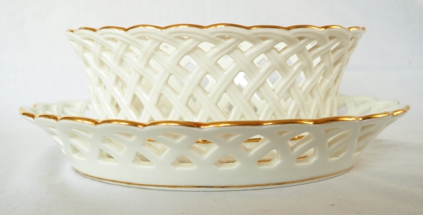 Nast : paire de corbeilles ajourées d’époque Empire en porcelaine de Paris blanche et or