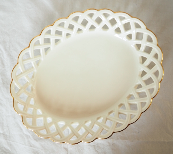 Nast : paire de corbeilles ajourées d’époque Empire en porcelaine de Paris blanche et or