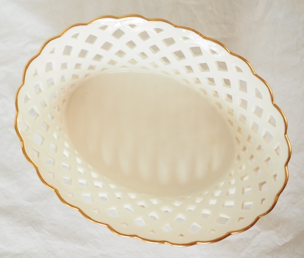 Nast : paire de corbeilles ajourées d’époque Empire en porcelaine de Paris blanche et or