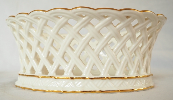 Nast : paire de corbeilles ajourées d’époque Empire en porcelaine de Paris blanche et or