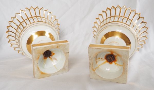 Paire de coupes ajourées en porcelaine de Paris dorée à l'or d'époque Empire / Restauration