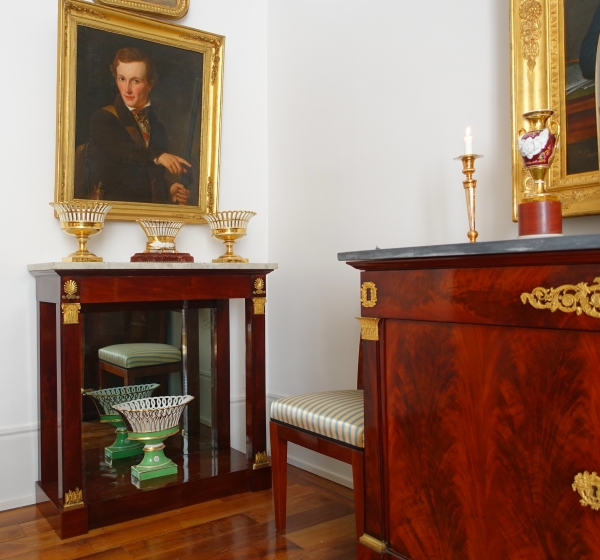 Pair of Empire Paris porcelain reticulated cups gilt with fine gold, early 19th century