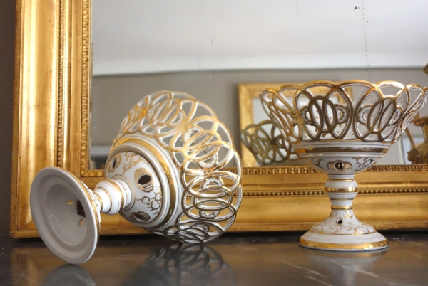 Paire de coupes ajourées à fruits en porcelaine de Paris dorée or fin - vers 1840