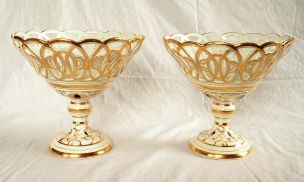 Paire de coupes ajourées à fruits en porcelaine de Paris dorée or fin - vers 1840