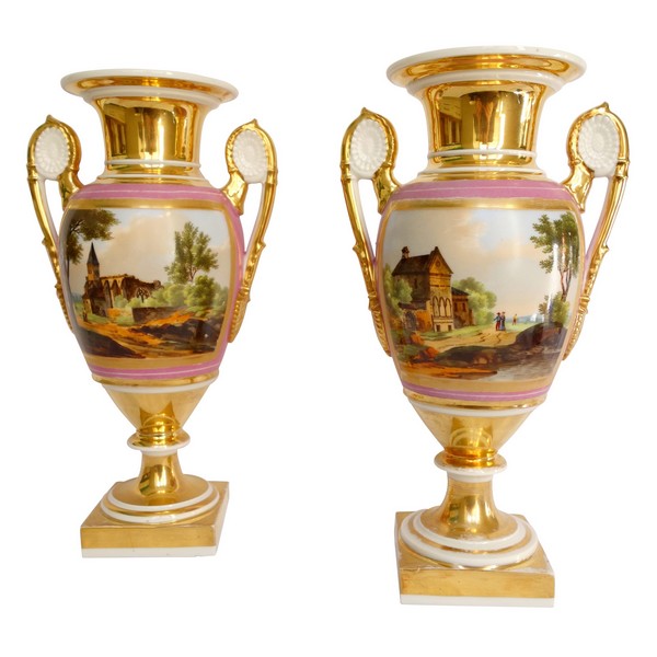 Paire de vases Medicis en porcelaine de Paris, époque Empire Restauration - 30,5cm