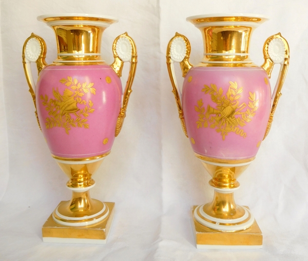 Paire de vases Medicis en porcelaine de Paris, époque Empire Restauration - 30,5cm