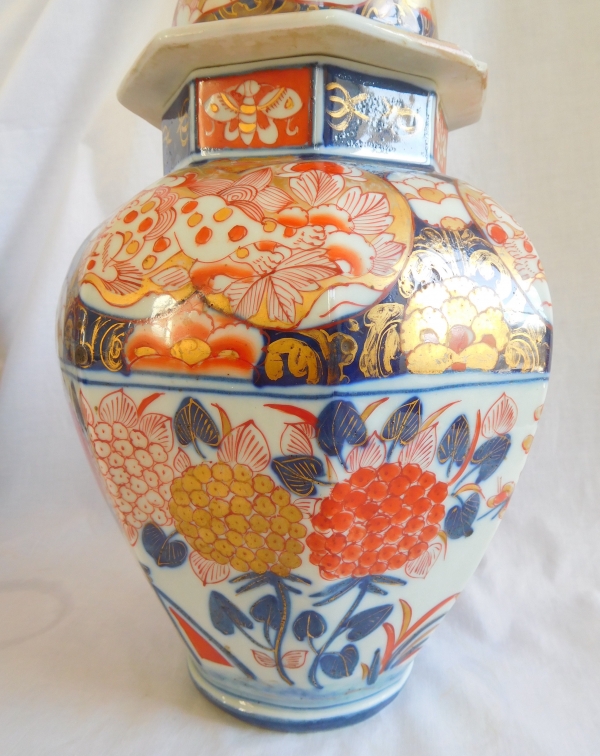 Pair of tall Imari porcelain potiche, late 19th century - 46cm