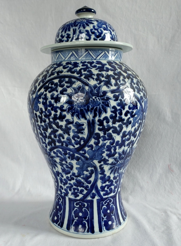 Paire de grandes potiches en porcelaine Bleu de Hué - Chine - 44cm