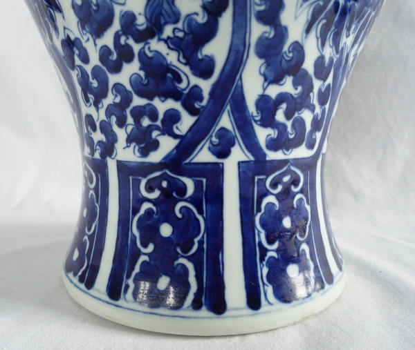 Paire de grandes potiches en porcelaine Bleu de Hué - Chine - 44cm