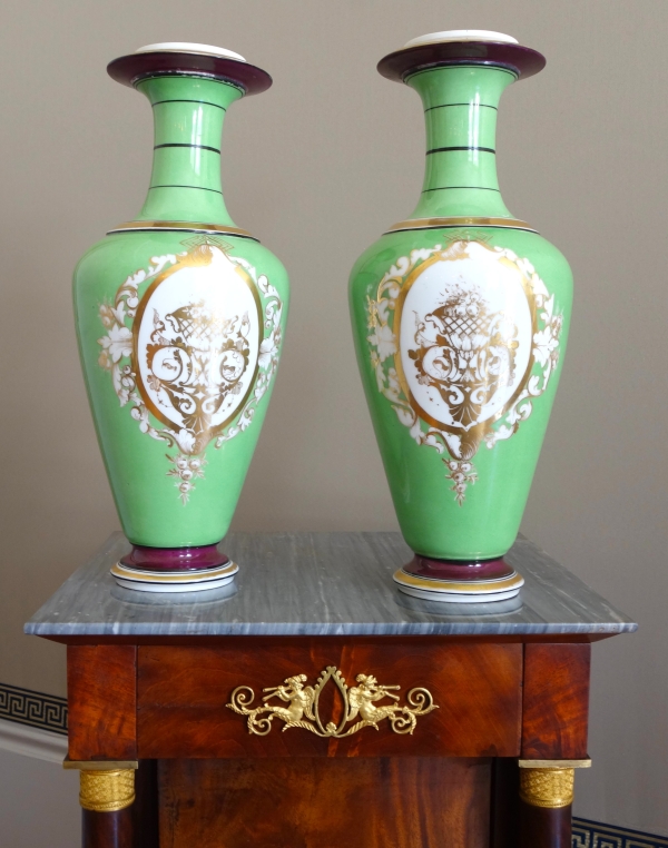 Paire d’importants vases d’ornement en porcelaine de Paris d’époque Napoléon III