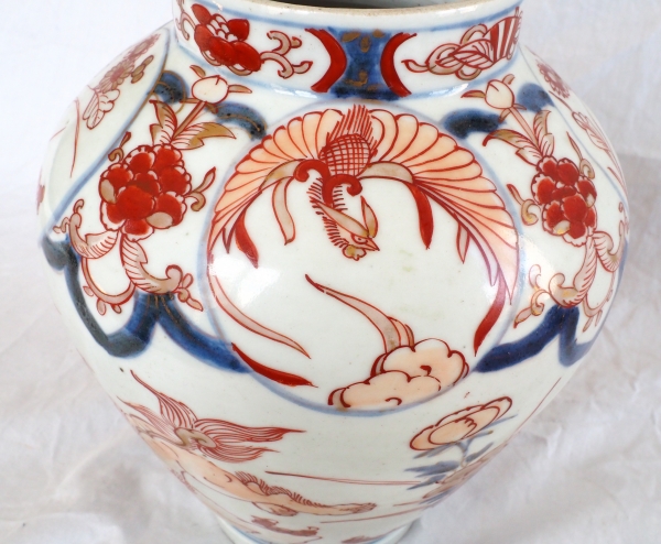 Paire de potiches en porcelaine Imari bleue, rouge et or, époque fin XIXe siècle - 32cm
