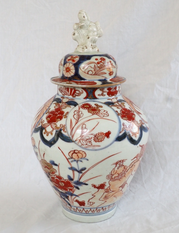 Paire de potiches en porcelaine Imari bleue, rouge et or, époque fin XIXe siècle - 32cm
