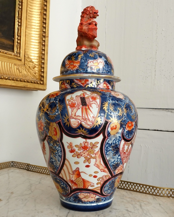 Pair of Imari porcelain jars / urns, late 19th century