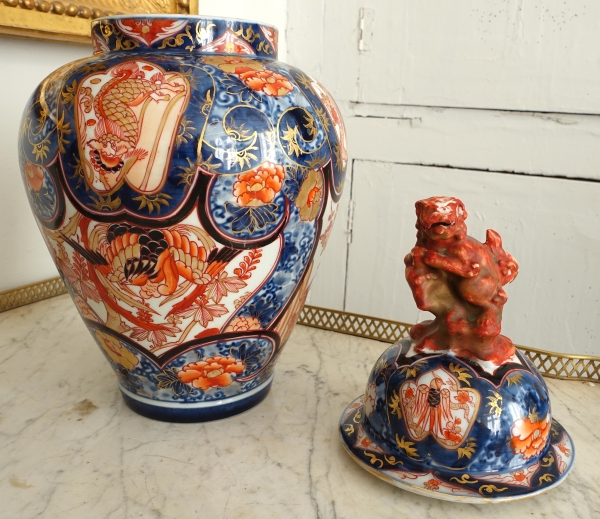 Pair of Imari porcelain jars / urns, late 19th century