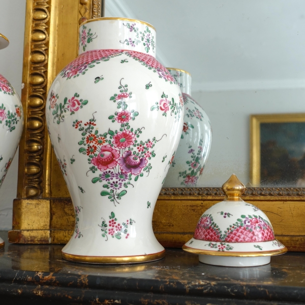 Pair of porcelain potiches in the taste of China - Manufacture Samson