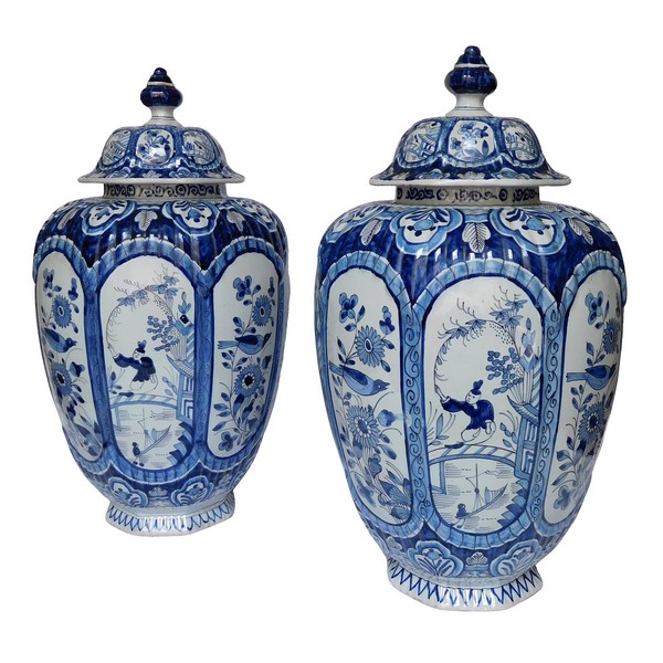 Paire de grandes potiches vases en faience de Delft à décor chinois bleu - époque XIXe siècle