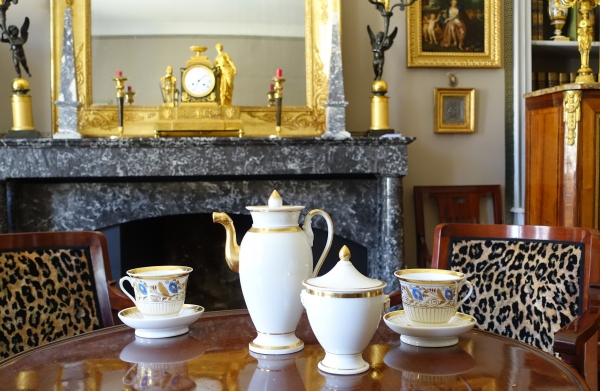 Pair of large chocolate / breakfast cups, Paris porcelain enhanced with gold, Empire Period