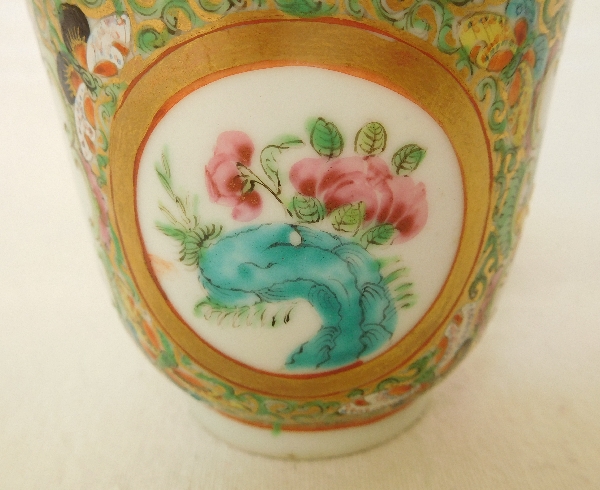 Paire de tasses et leur soucoupe en porcelaine de Canton - Chine, XIXe siècle