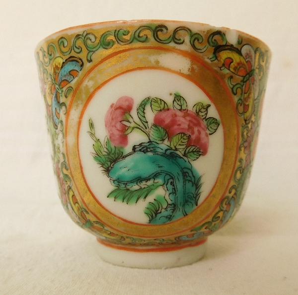 Paire de tasses et leur soucoupe en porcelaine de Canton - Chine, XIXe siècle