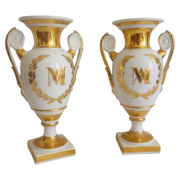 Paire de vases Empire d'autel / de chapelle en porcelaine de Paris, décor blanc et or - 24,5cm