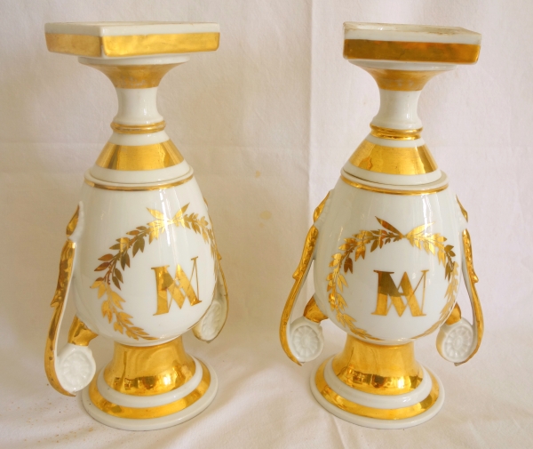 Paire de vases Empire d'autel / de chapelle en porcelaine de Paris, décor blanc et or - 24,5cm