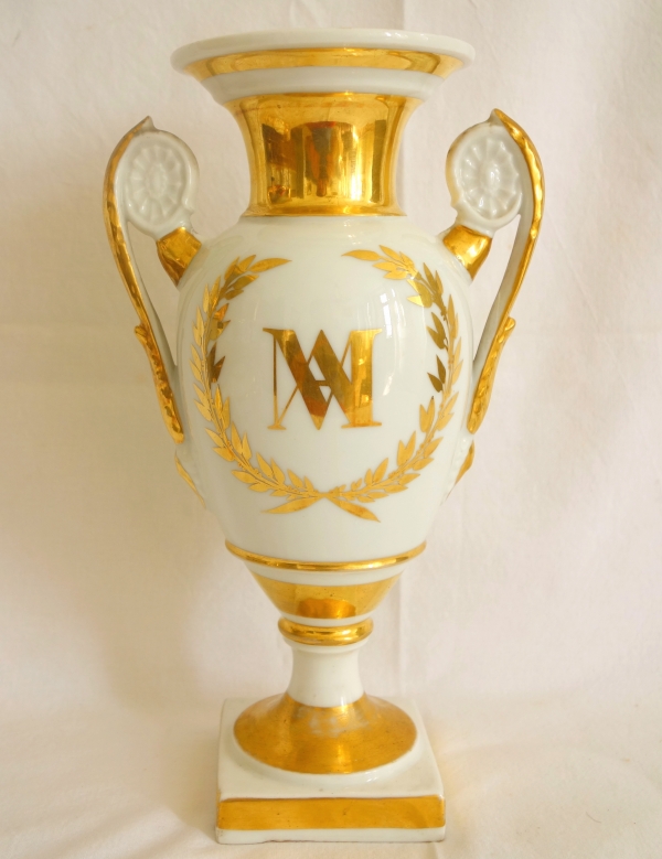 Paire de vases Empire d'autel / de chapelle en porcelaine de Paris, décor blanc et or - 24,5cm