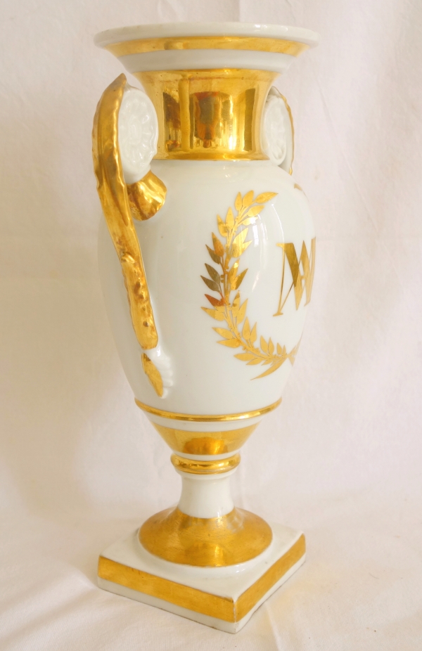 Paire de vases Empire d'autel / de chapelle en porcelaine de Paris, décor blanc et or - 24,5cm