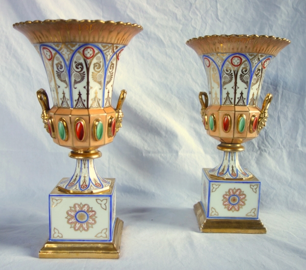 Paire de vases Charles X Néo-Renaissance en porcelaine de Paris - riche décor polychrome et or
