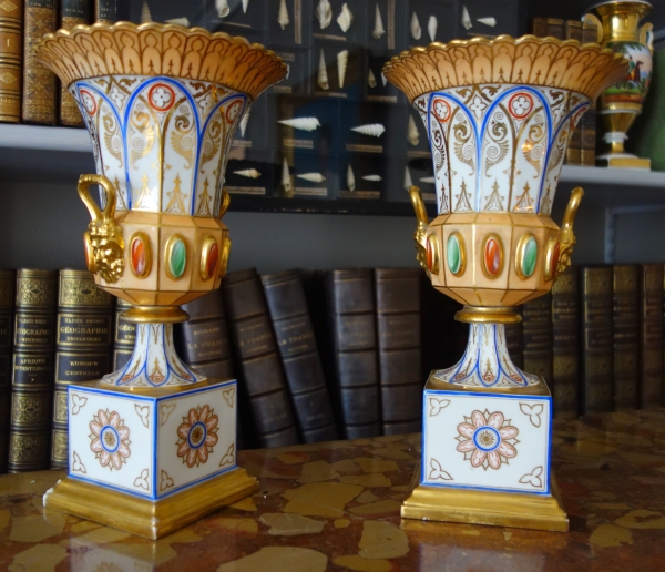 Paire de vases Charles X Néo-Renaissance en porcelaine de Paris - riche décor polychrome et or